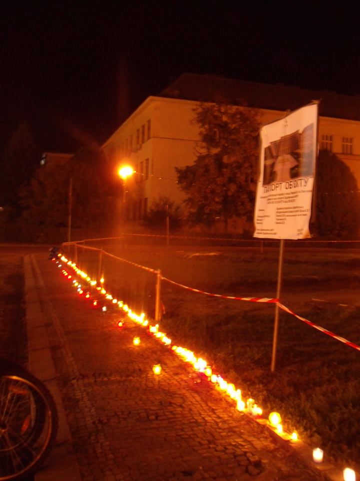За перекопаною Народною в Ужгороді сьогодні скорбіли зі свічками (ФОТО, ВІДЕО)