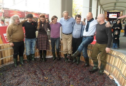 У Львові чавили ногами тонну закарпатського винограду (ВІДЕО)