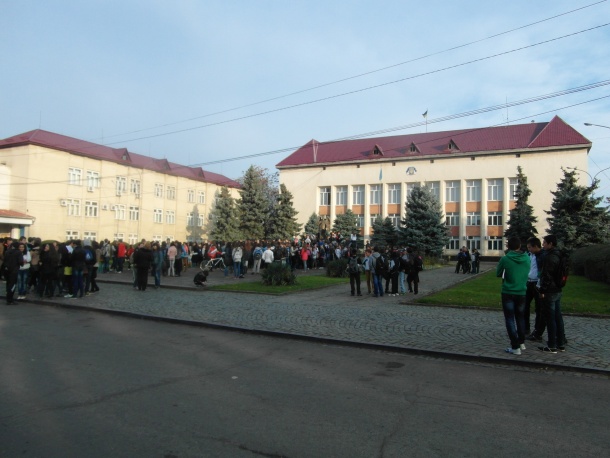 У Виноградові про відновлення канікул школярам повідомив головний освітянин району (ФОТО)