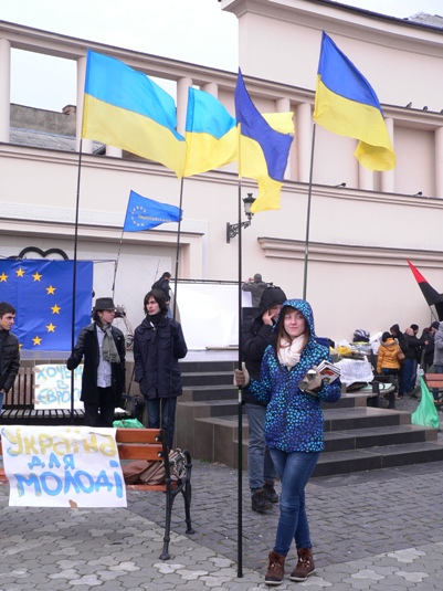 Площа Театральна в Ужгороді майорить прапорами, страйкарі готуються до європейського велозаїзду (ФОТО)