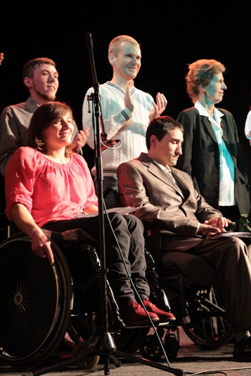 В Ужгороді на благодійному концерті інваліди та волонтери демонстрували, що люди «Такі рівні, такі різні» (ФОТО, ВІДЕО)