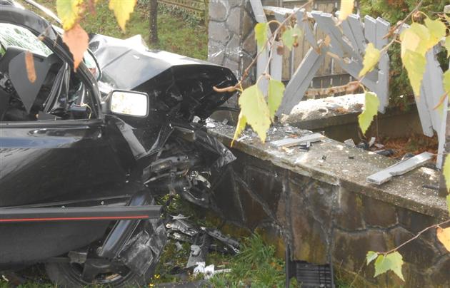 На Мукачівщині «Volkswagen Golf» врізався в хрест: одна людина загинула (ФОТО)