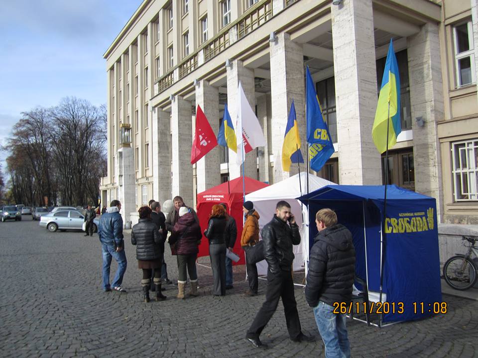 Перед Закарпатською ОДА встановили партійні намети і збирають підписи за євроінтеграцію   (ФОТО)