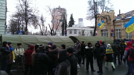 Учасники Євромайдану зводять барикади та встановлюють намети поблизу АП та Кабміну 