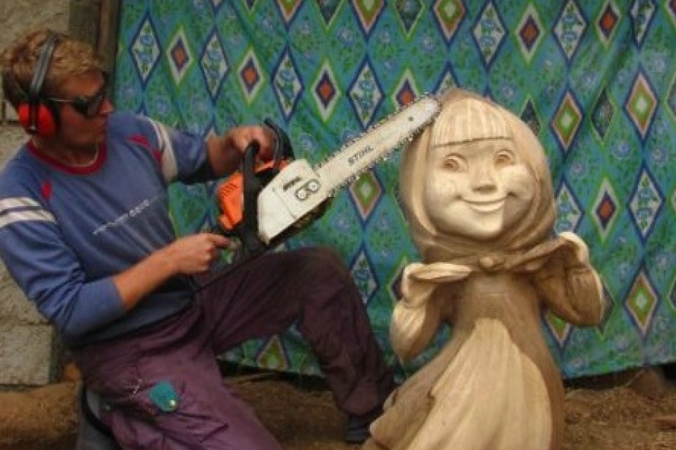Закарпатський умілець створює диво-скульптури з сухих дерев (ФОТО)