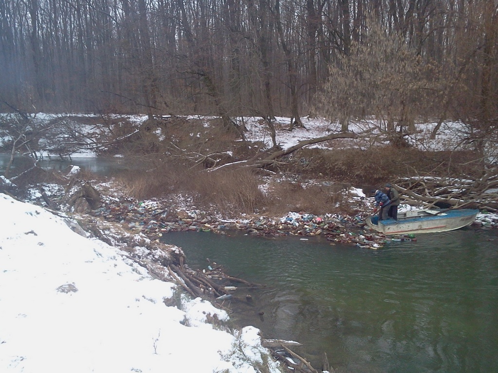 На річці Боржава в селі Квасово розчищають сміттєві затори (ФОТО) 