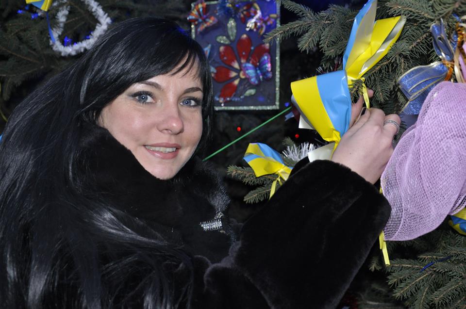 Ужгородці прибрали головну ялинку міста в синьо-жовті кольори (ФОТО)
