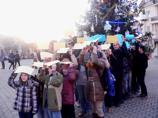 Ужгородський ЄвроМайдан продемонстрував орієнтир на Київ "живою" жовто-блакитною стрілкою (ФОТО)