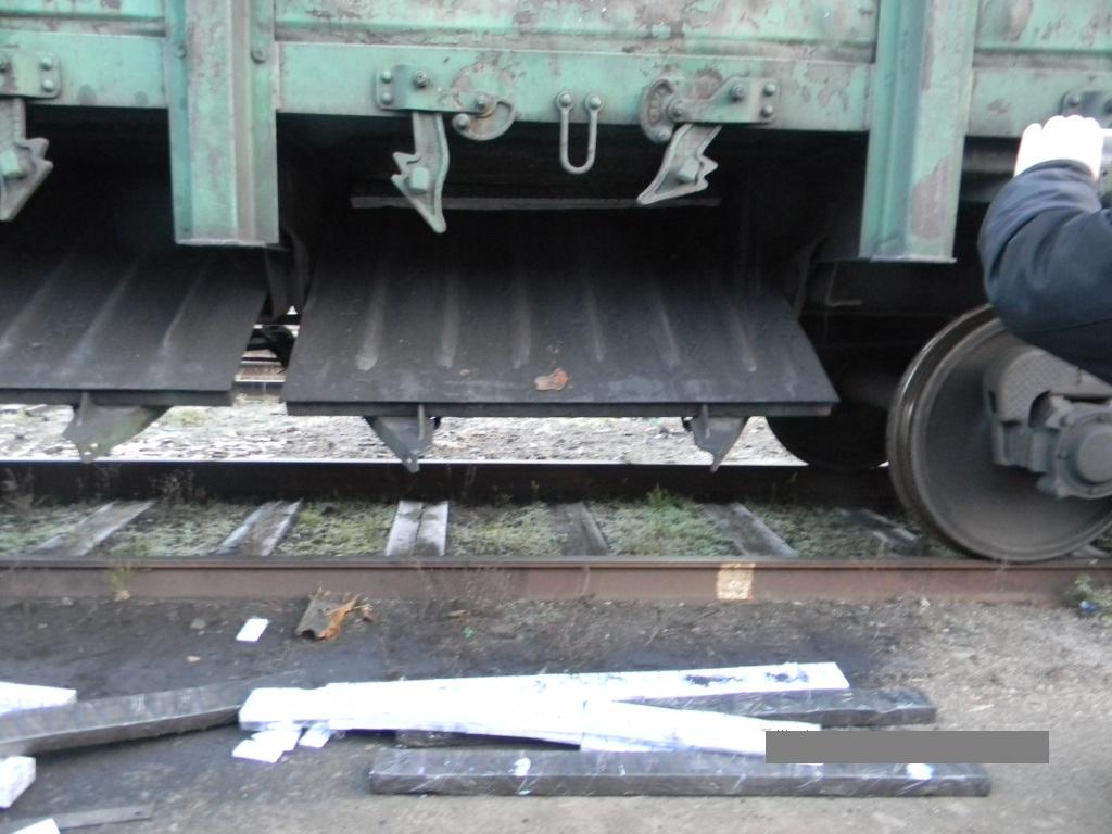 На Закарпатті в поїзді під вантажем чорного виявили контрабандні сигарети (ФОТО)
