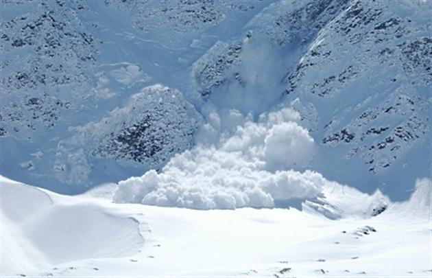 Закарпатські рятувальники повідомили про усунення наслідків сходження снігової лавини