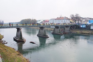 Ужгородців запрошують долучитися до створення новорічних прикрас для пішохідного мосту