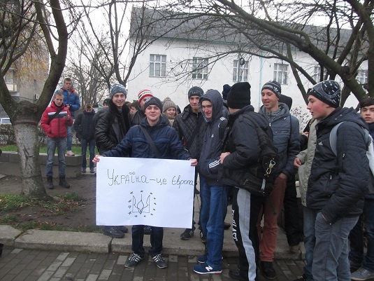 Виноградівські студенти розпочали безстрокову акцію протесту (ФОТО)