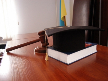 Колишнього суддю Тячівського райсуду «умовно» засуджено за хабар в $1500 США