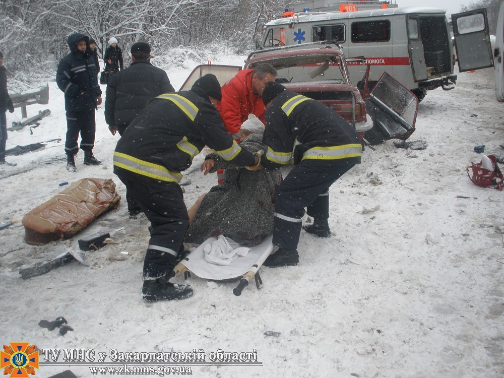 У ДТП на Ужгородщині, де ВАЗ розлетівся на шматки, травмовано 4 осіб (ФОТО)