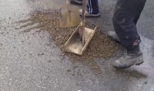 Біля Ужгорода дорогу ремонтують "мучкою" з болотом (ВІДЕО)