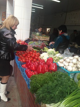 Овочі з закарпатських парників вже на ужгородських базарах (ФОТО)
