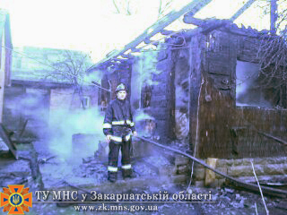 Закарпатців просять допомогти у відбудові будинку, що згорів