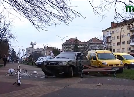 В Ужгороді Daewoo та  Renault вилетіли на тротуар, знісши  ліхтар та лавицю (ВІДЕО)