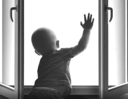 В Ужгороді з вікна 5-го поверху випав 2-річний хлопчик