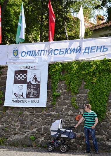 В Ужгороді на набережній Незалежності грають у волейбол і футбол, бігають вулицями міста і грають у шахи (ФОТО)