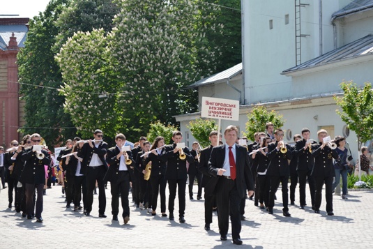 В Ужгороді напередодні свята Перемоги пройшов марш-парад 17 духових оркестрів з усієї області (ФОТО)
