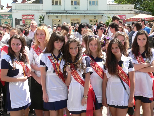 В Ужгороді близько 60 пар танцюватимуть спільний вальс випускників