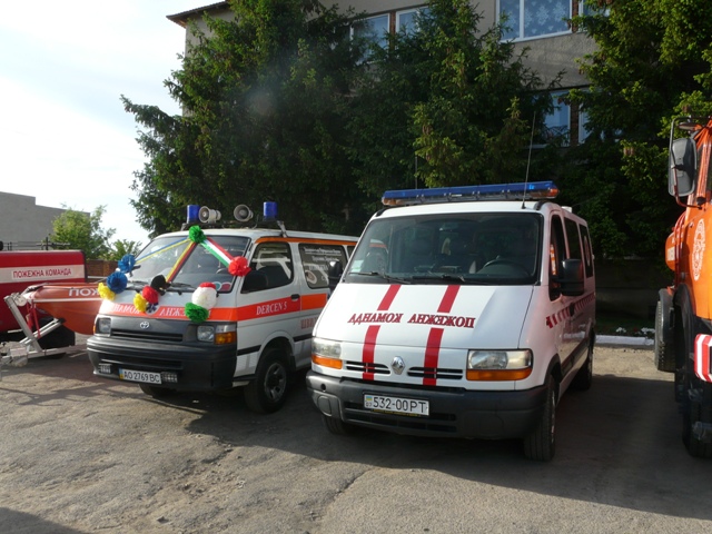 Пожежникам-добровольцям Дерцена подарували пожежне авто та карету «швидкої» (ФОТО)