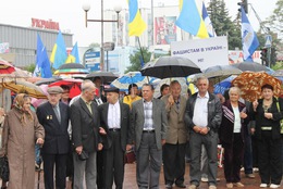В Ужгороді "регіонали" зігнали ветеранів і бюджетників на "антифашистський мітинг" (ФОТО)