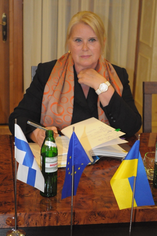 Посол Фінляндії в Ужгороді говорила про проблему вибіркового правосуддя