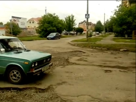 Влада Ужгорода не справляється з ремонтом доріг, а тому зайнялася полями для гольфу? (ВІДЕО)