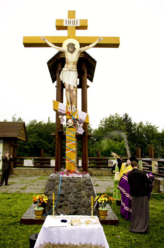 На Ужоцькому перевалі освятили поклонний хрест УПЦ МП (ФОТО)
