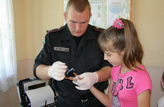 У шкільному таборі в Липчі у дітей взяли відбитки пальців (ФОТО)