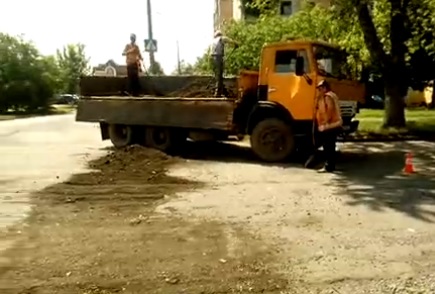 В Ужгороді знову "латають" дороги методом "сипання і тупання" (ВІДЕО)
