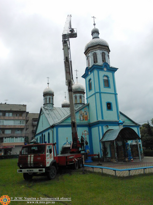 У Сваляві хрести на церковні куполи встановлювали рятувальники (ФОТО)