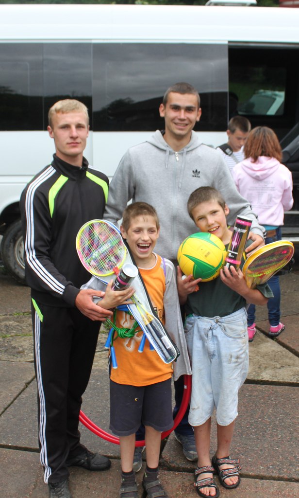 «Карпатська Січ» та волонтери подарували дітям з інтернатів спортінвентар (ФОТО)