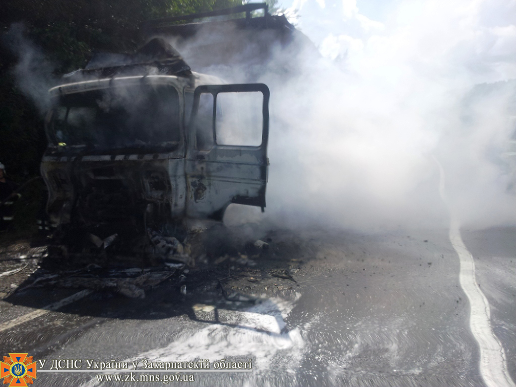 На Закарпатті згоріла вантажівка з Білорусі (ФОТО)