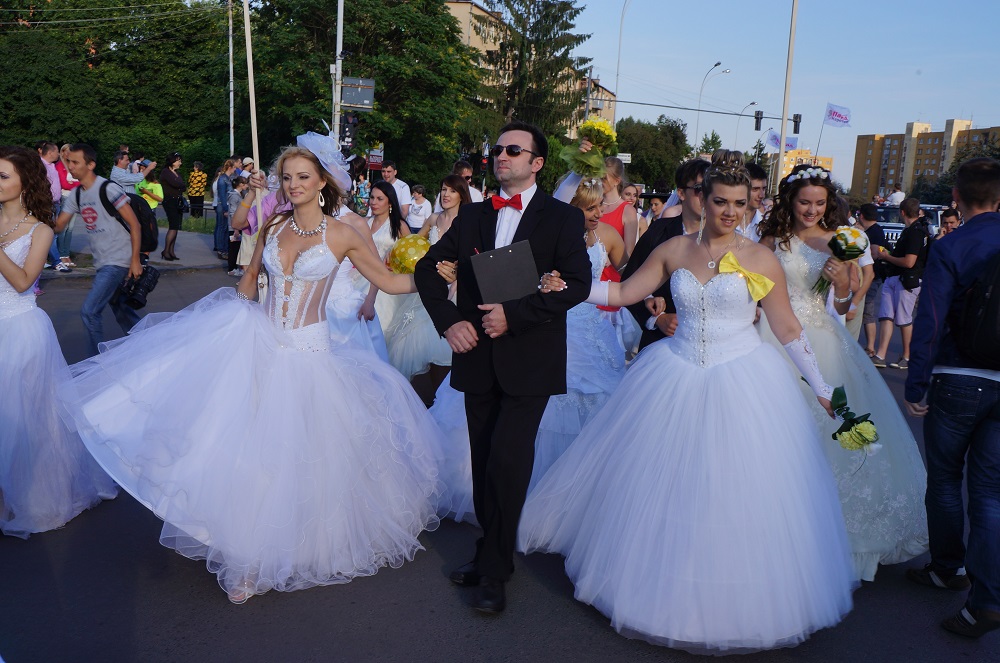 В Ужгороді відбувся Шостий Закарпатський Парад наречених (ФОТО, ВІДЕО)