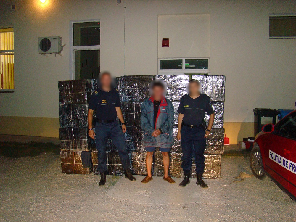 Румуни затримали ще одного контрабандиста з Закарпаття, інші втекли через Тису (ФОТО, ВІДЕО)