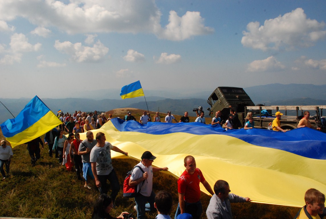 Представники чотирьох районів Закарпаття підняли синьо-жовтий прапор на полонині Кук (ФОТО)