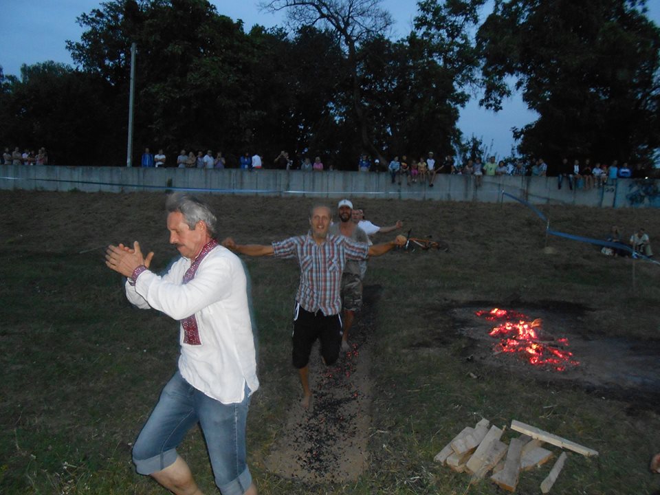 У Мукачеві на День Незалежності ходили босоніж по розпеченому вугіллю (ФОТО)