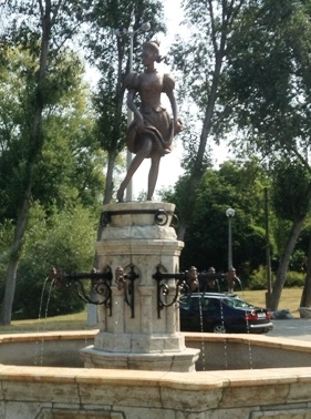 В угорському Егері відкрили фонтан з бронзовою дівчиною з закарпатського Виноградова (ФОТО)