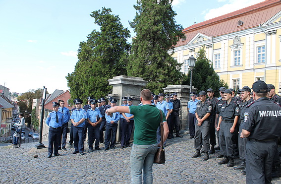 Ужгородським міліціонерам влаштували екскурсії містом (ФОТО, ВІДЕО)