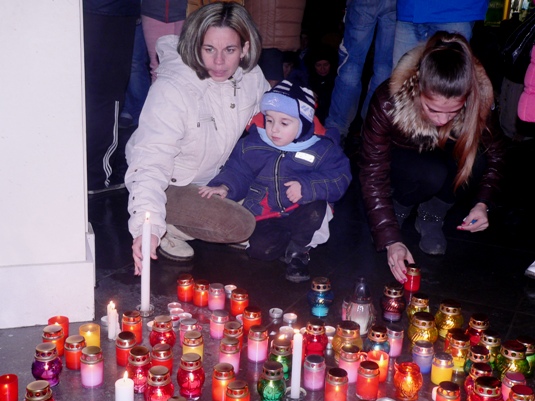 В Ужгороді запалили поминальні свічки за вбитими і закатованими режимом у Києві (ФОТО, ВІДЕО)