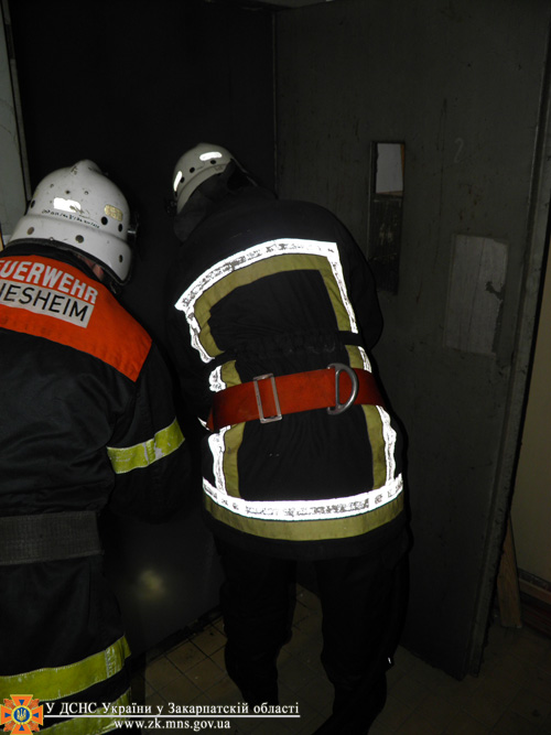 В Ужгороді горіла шахта ліфта багатоповерхівки (ФОТО, ВІДЕО)