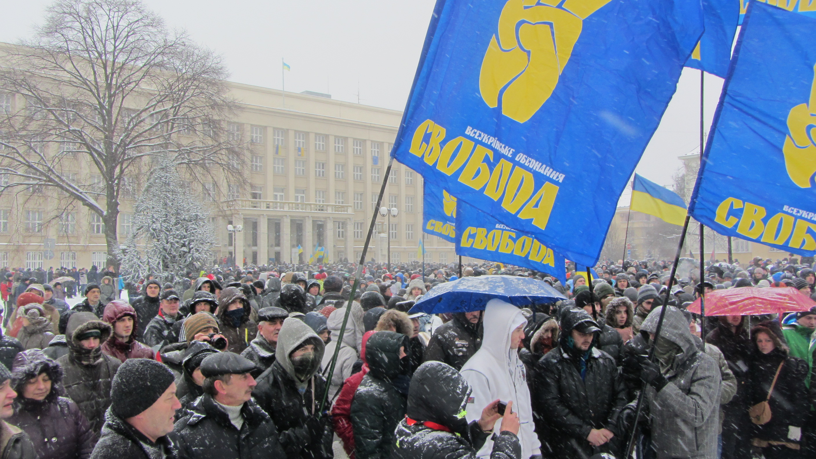 Закарпатська «Свобода»: Майдан на площі Народній провокують “тітушки”