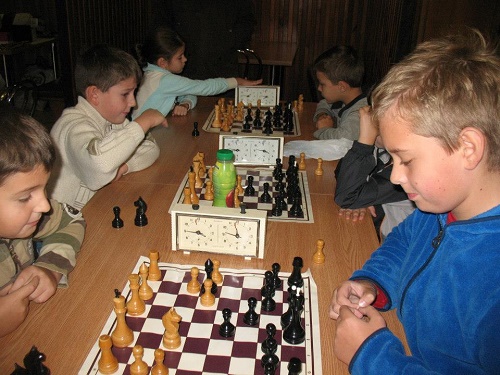 У Берегові діти грали в шахи і збирали гроші для військових (ФОТО)