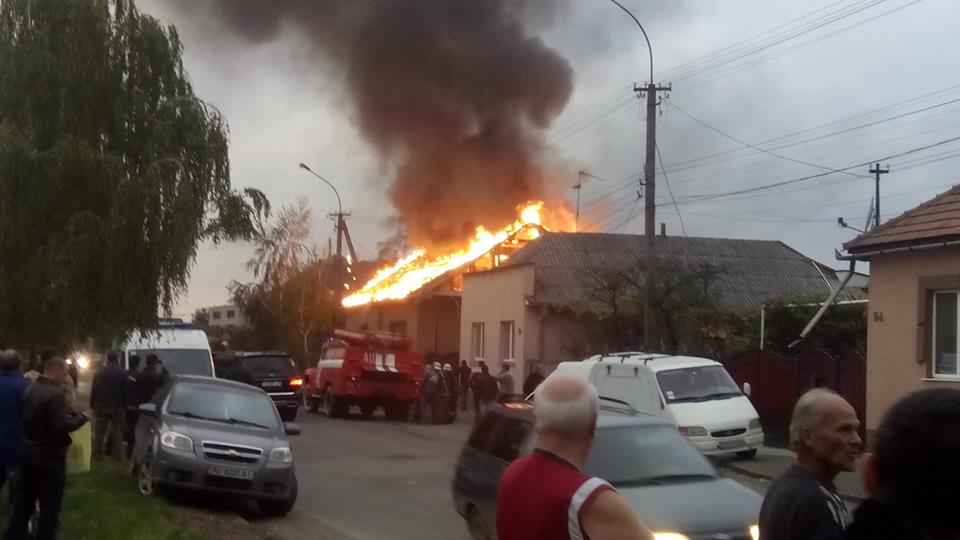 У Мукачеві згорів будинок (ФОТО, ВІДЕО)