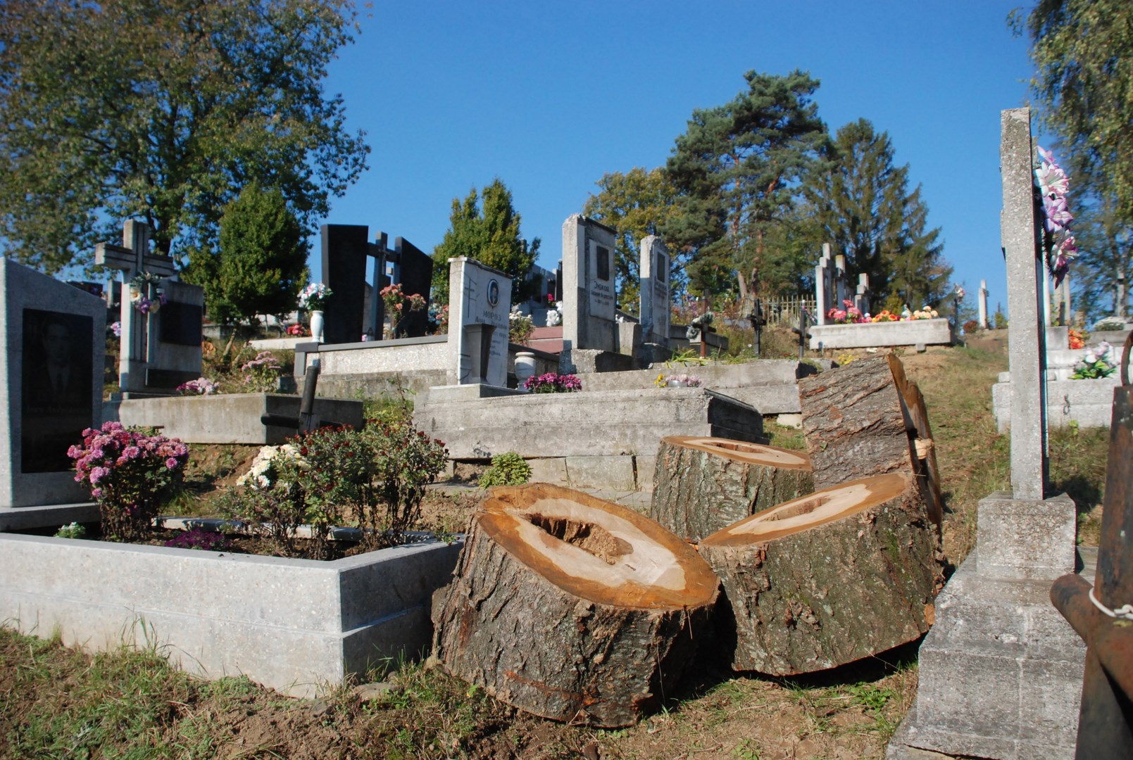 Іршавчани активно готують два міські цвинтарі до Дня Усіх Святих (ФОТО) 