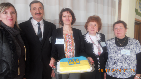 ФОТОФАКТ. На Рахівщині на честь виборів члени виборчої комісії спекли "жовто-блакитний торт"