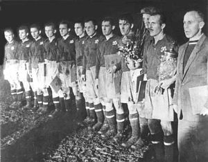 «Динамо» ( Київ) із своїм першим кубком СРСР. 1954 рік